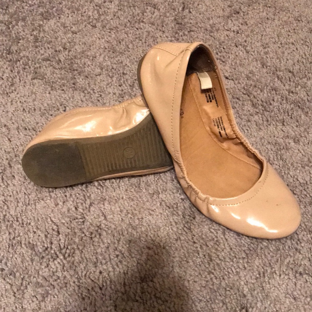 Simple, chic flats - Picture 3 of 4